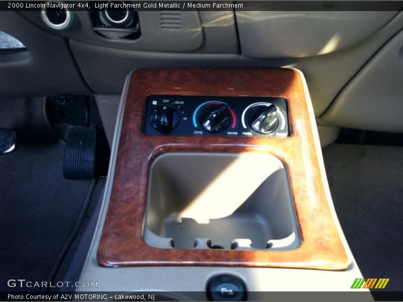 Light Parchment Gold Metallic / Medium Parchment 2000 Lincoln Navigator 4x4