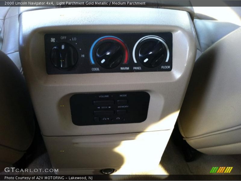 Light Parchment Gold Metallic / Medium Parchment 2000 Lincoln Navigator 4x4