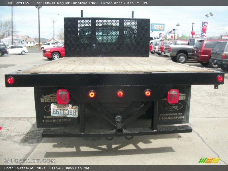 Oxford White / Medium Flint 2006 Ford F550 Super Duty XL Regular Cab Stake Truck