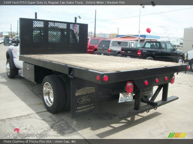 Oxford White / Medium Flint 2006 Ford F550 Super Duty XL Regular Cab Stake Truck