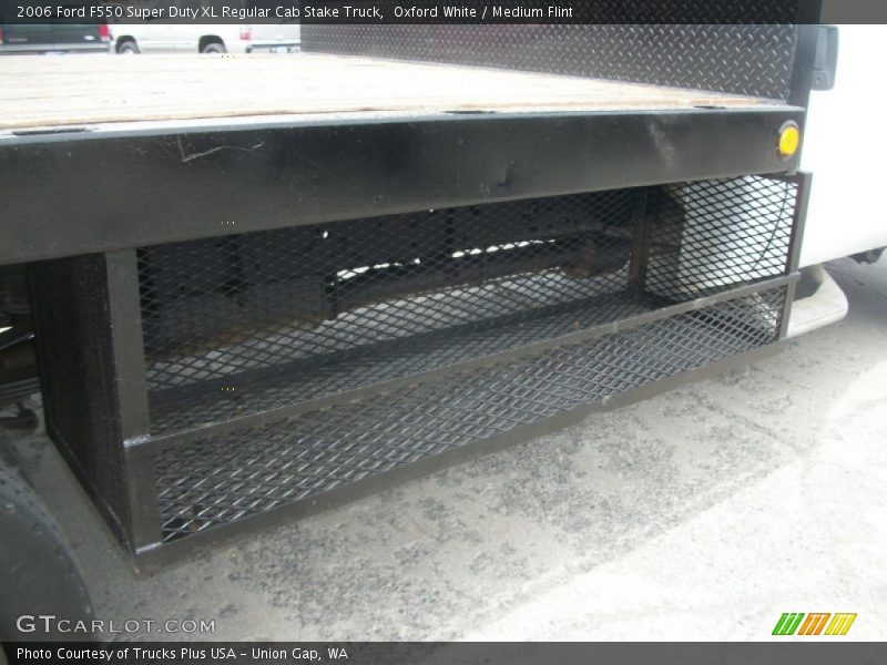 Oxford White / Medium Flint 2006 Ford F550 Super Duty XL Regular Cab Stake Truck