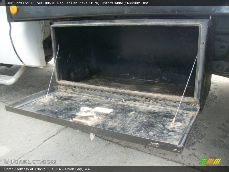 Oxford White / Medium Flint 2006 Ford F550 Super Duty XL Regular Cab Stake Truck