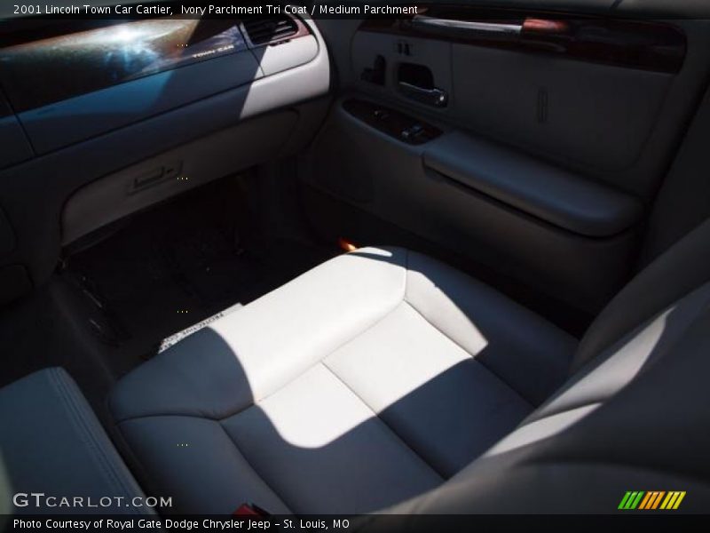 Ivory Parchment Tri Coat / Medium Parchment 2001 Lincoln Town Car Cartier