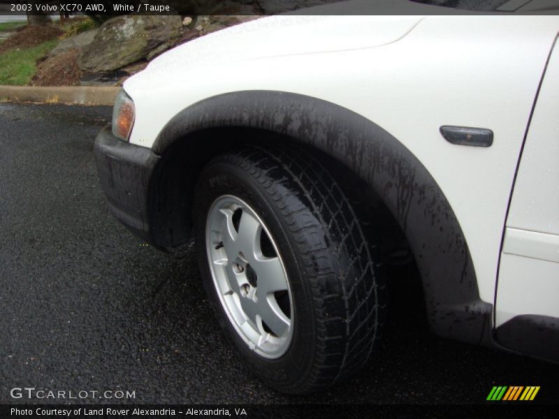 White / Taupe 2003 Volvo XC70 AWD