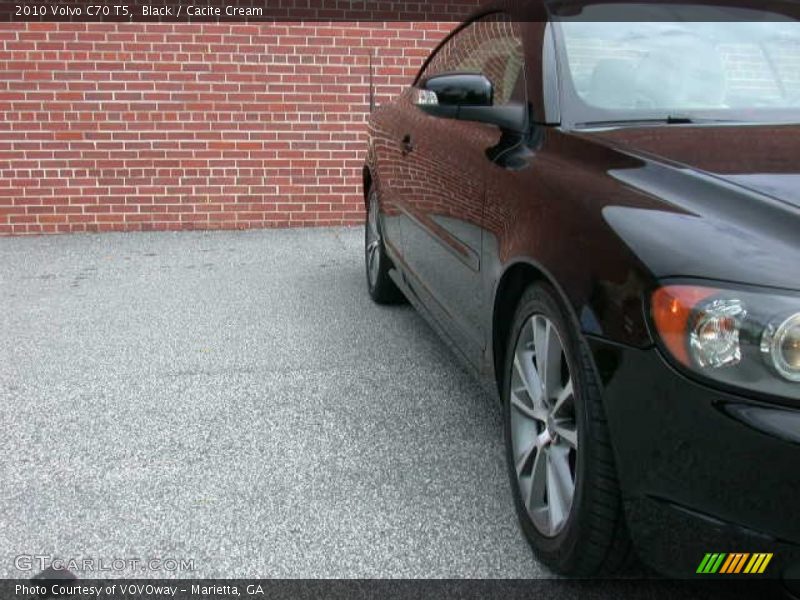 Black / Cacite Cream 2010 Volvo C70 T5