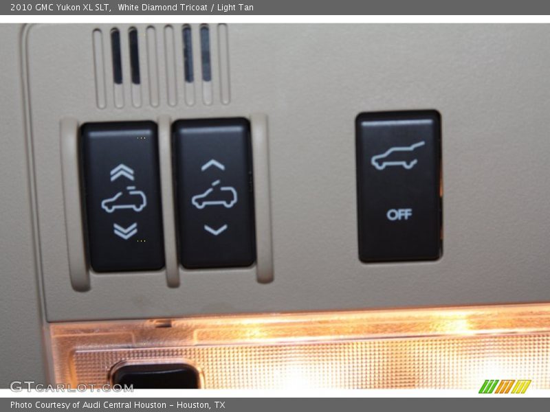 White Diamond Tricoat / Light Tan 2010 GMC Yukon XL SLT