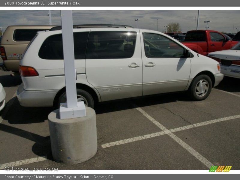 Super White / Oak 2000 Toyota Sienna LE