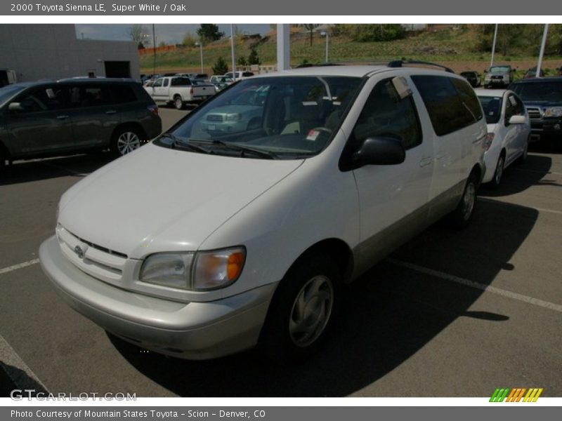 Super White / Oak 2000 Toyota Sienna LE