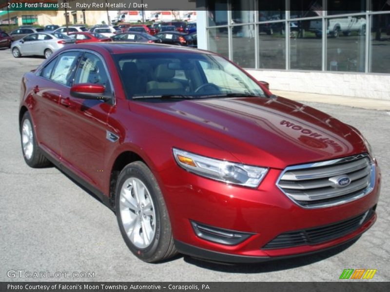 Front 3/4 View of 2013 Taurus SEL