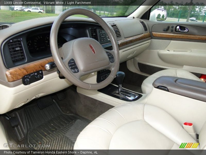 Vibrant White / Light Parchment 1999 Lincoln Continental