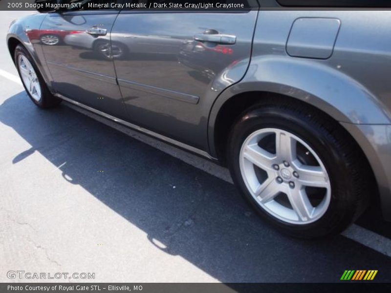 Mineral Gray Metallic / Dark Slate Gray/Light Graystone 2005 Dodge Magnum SXT