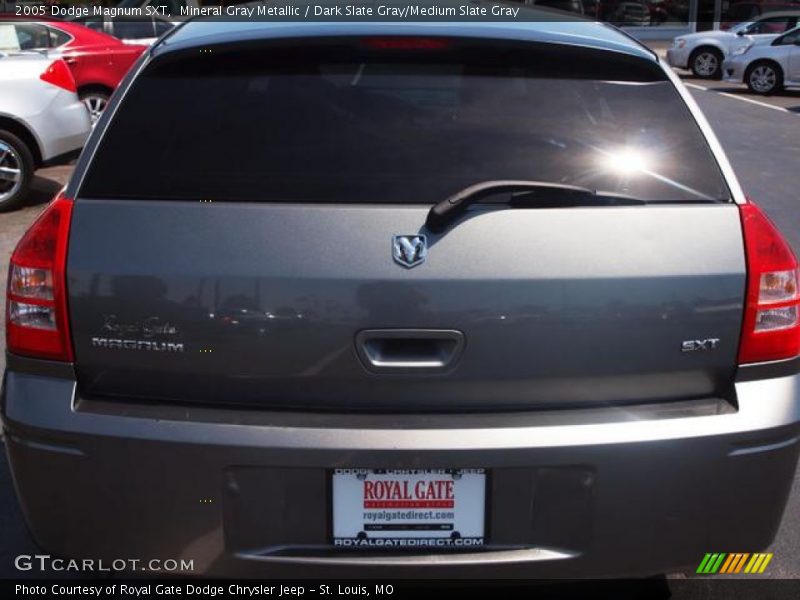 Mineral Gray Metallic / Dark Slate Gray/Medium Slate Gray 2005 Dodge Magnum SXT