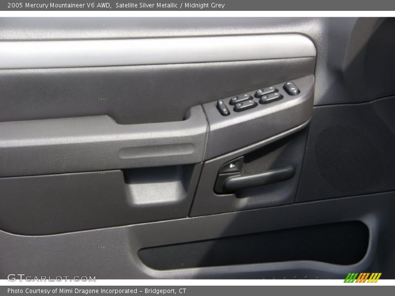 Satellite Silver Metallic / Midnight Grey 2005 Mercury Mountaineer V6 AWD