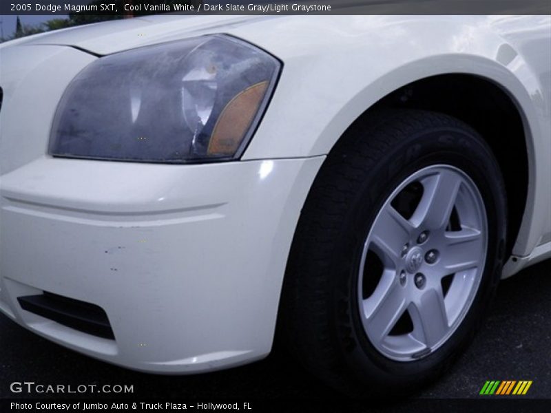 Cool Vanilla White / Dark Slate Gray/Light Graystone 2005 Dodge Magnum SXT