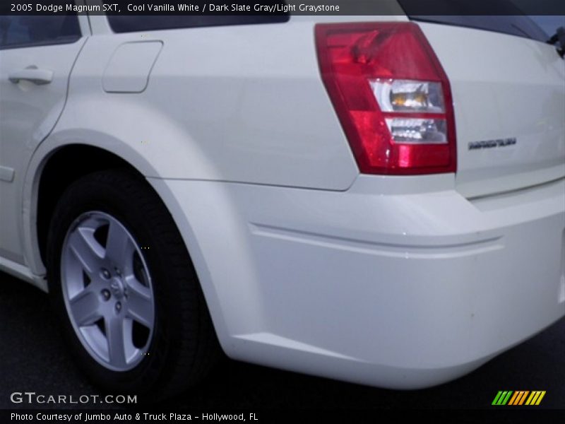 Cool Vanilla White / Dark Slate Gray/Light Graystone 2005 Dodge Magnum SXT