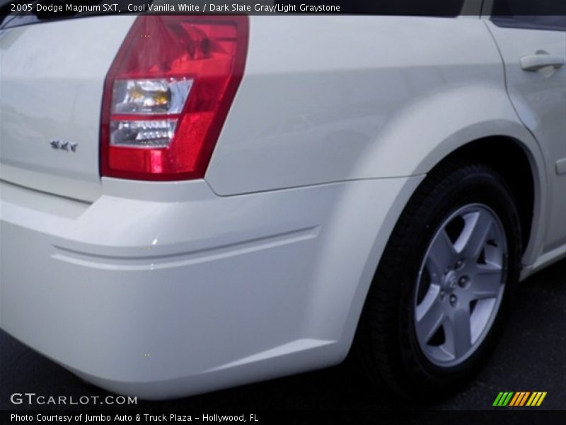 Cool Vanilla White / Dark Slate Gray/Light Graystone 2005 Dodge Magnum SXT