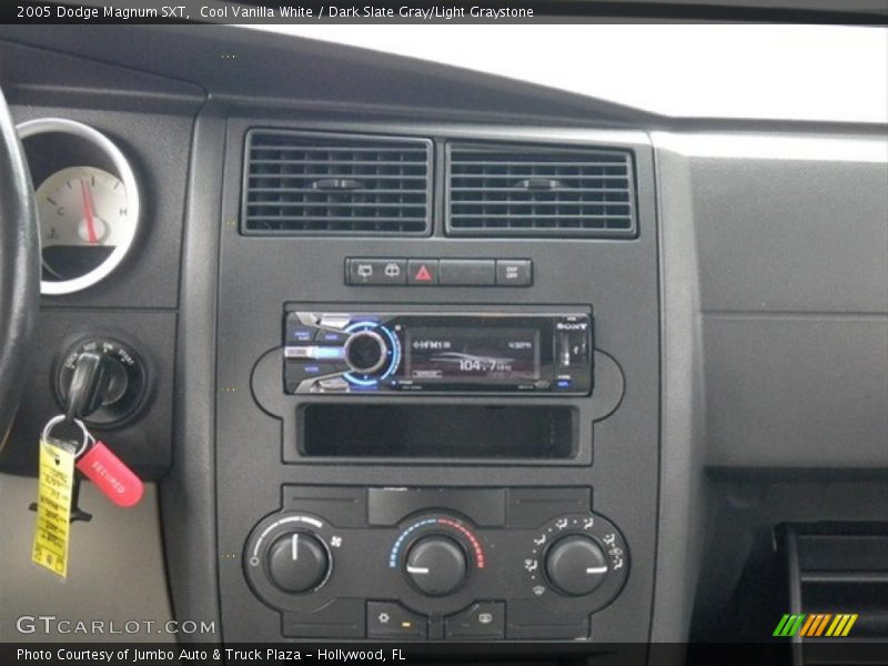 Cool Vanilla White / Dark Slate Gray/Light Graystone 2005 Dodge Magnum SXT