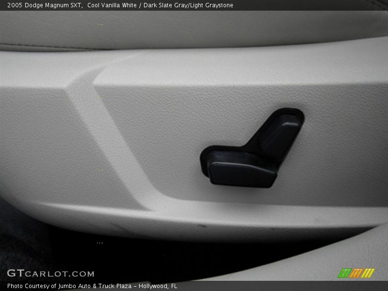 Cool Vanilla White / Dark Slate Gray/Light Graystone 2005 Dodge Magnum SXT