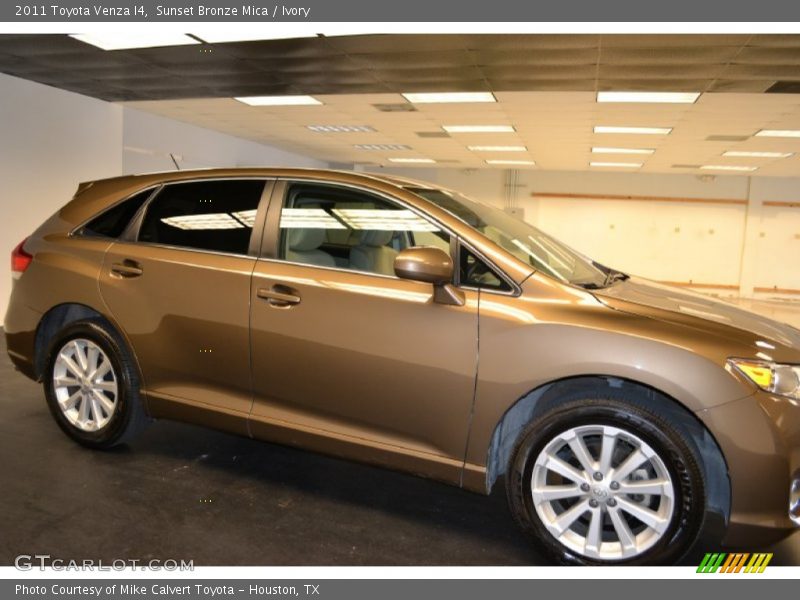 Sunset Bronze Mica / Ivory 2011 Toyota Venza I4