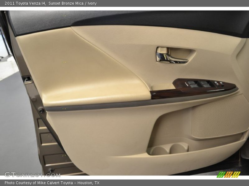 Sunset Bronze Mica / Ivory 2011 Toyota Venza I4