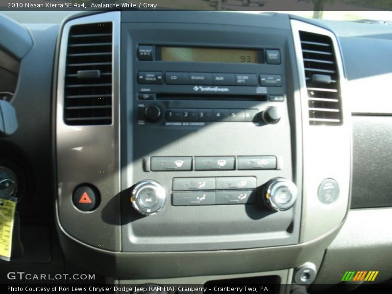 Avalanche White / Gray 2010 Nissan Xterra SE 4x4