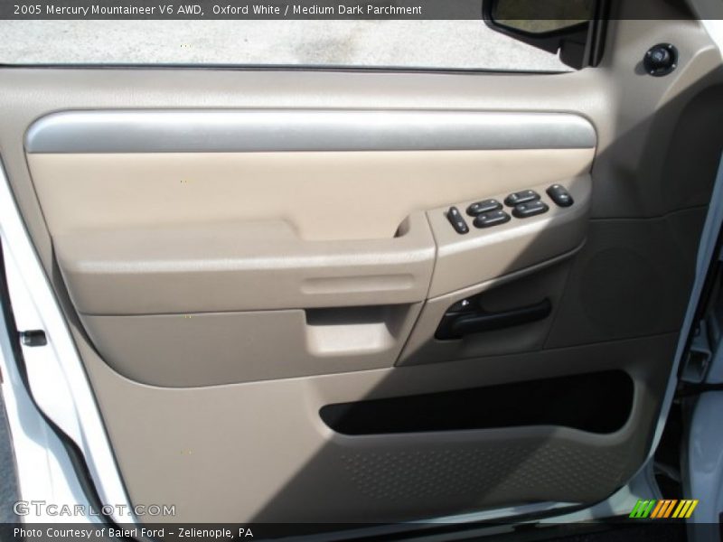 Oxford White / Medium Dark Parchment 2005 Mercury Mountaineer V6 AWD