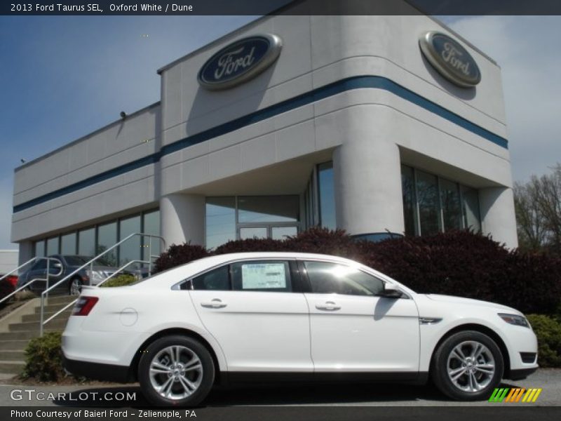 Oxford White / Dune 2013 Ford Taurus SEL