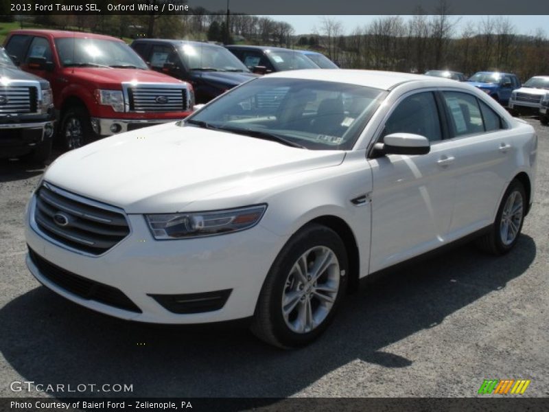 Front 3/4 View of 2013 Taurus SEL