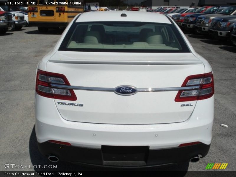 Oxford White / Dune 2013 Ford Taurus SEL