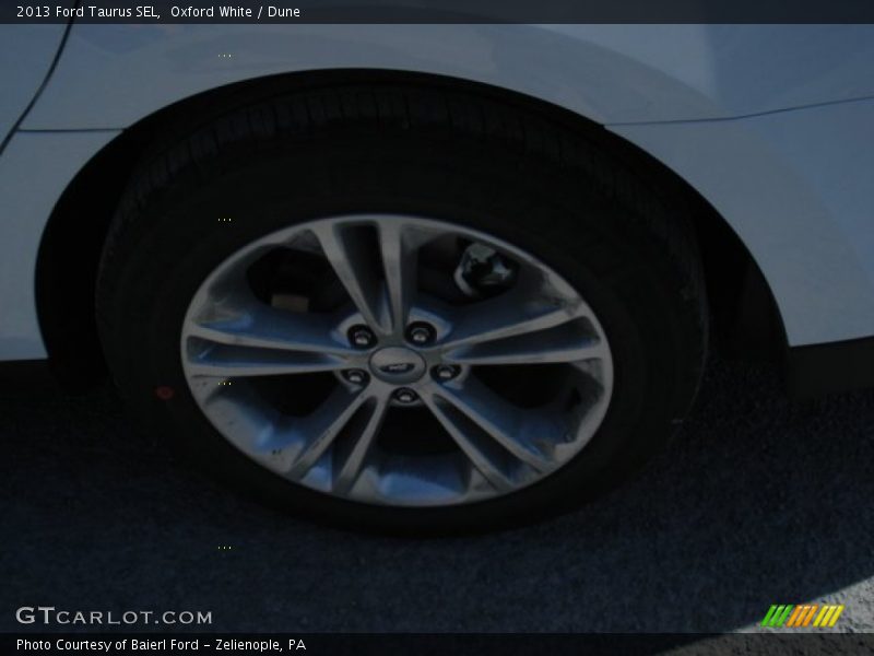 Oxford White / Dune 2013 Ford Taurus SEL