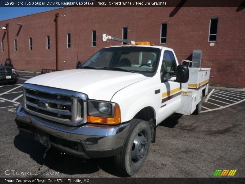 Oxford White / Medium Graphite 1999 Ford F550 Super Duty XL Regular Cab Stake Truck