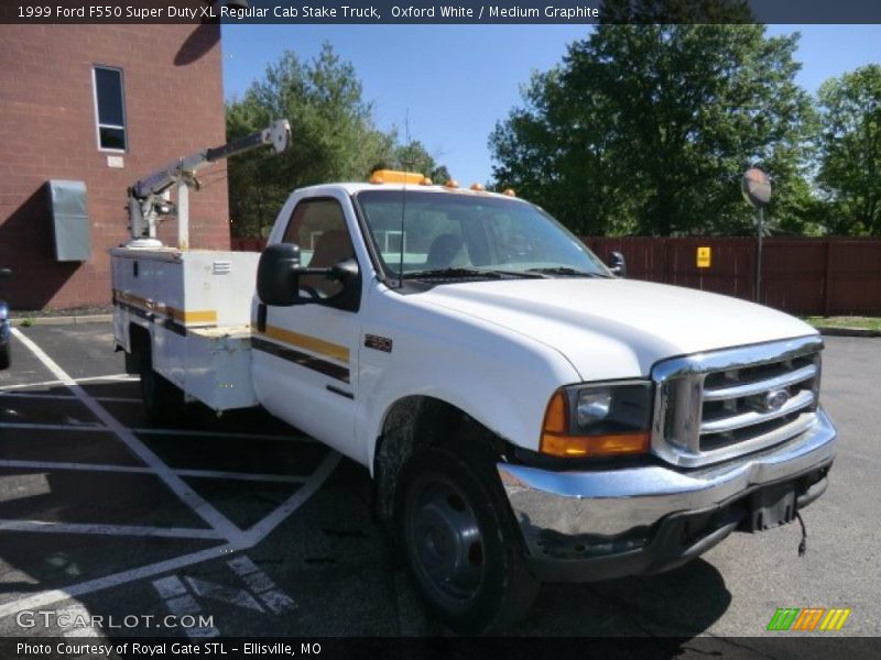 Oxford White / Medium Graphite 1999 Ford F550 Super Duty XL Regular Cab Stake Truck