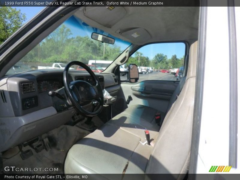 Oxford White / Medium Graphite 1999 Ford F550 Super Duty XL Regular Cab Stake Truck