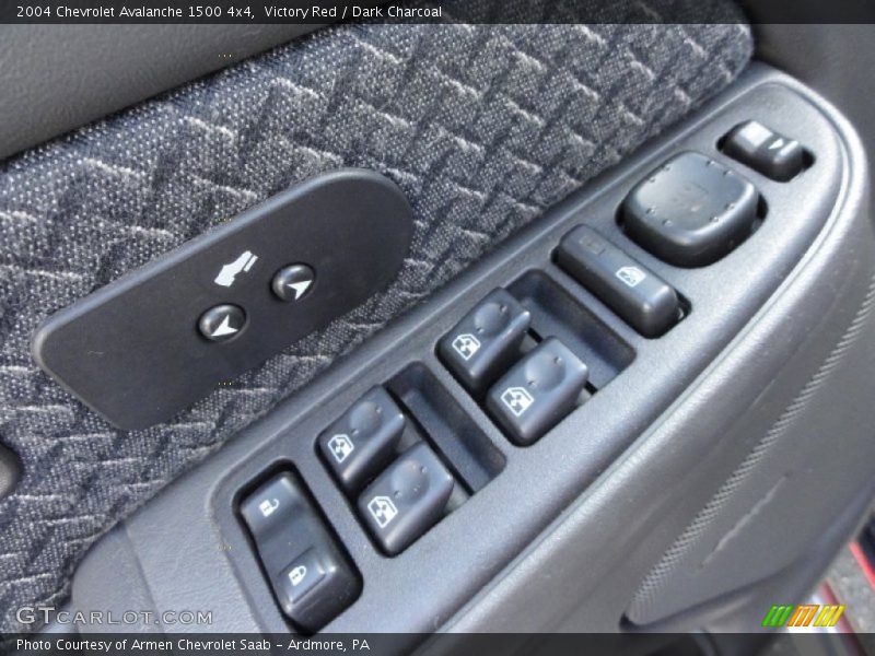 Victory Red / Dark Charcoal 2004 Chevrolet Avalanche 1500 4x4