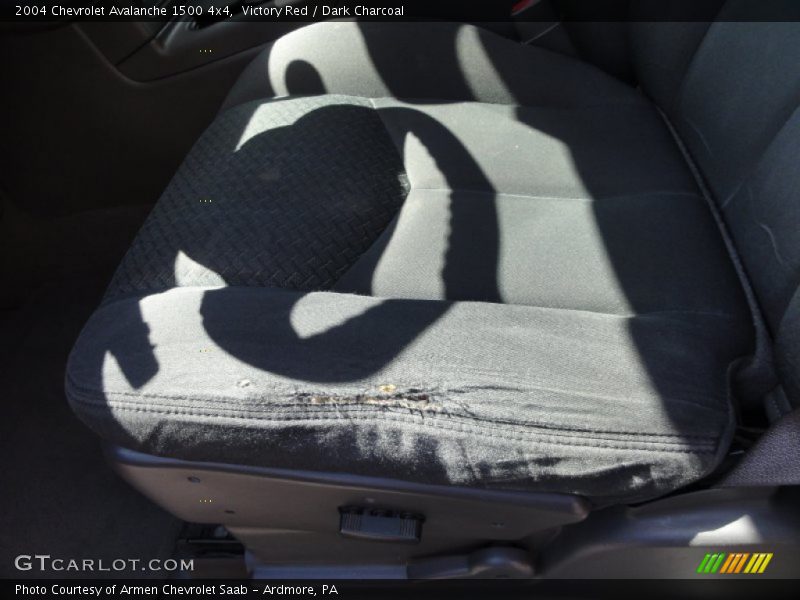 Victory Red / Dark Charcoal 2004 Chevrolet Avalanche 1500 4x4