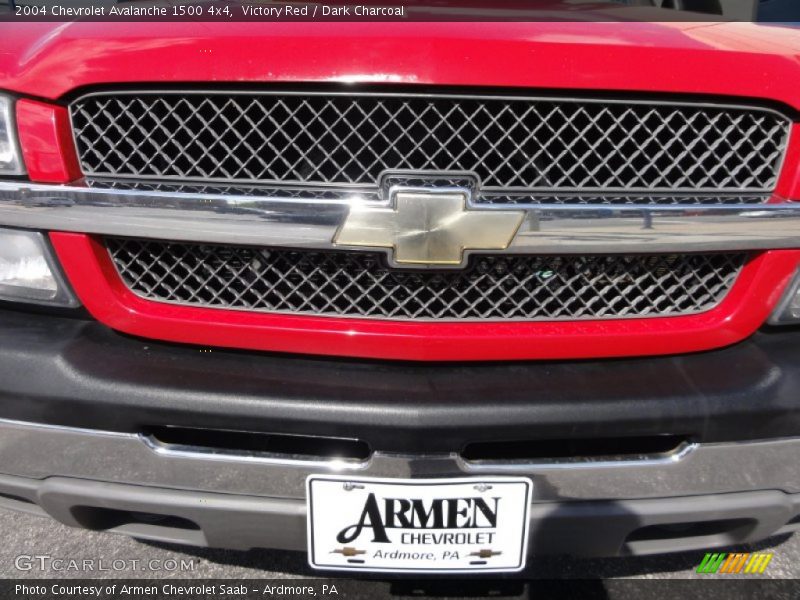 Victory Red / Dark Charcoal 2004 Chevrolet Avalanche 1500 4x4