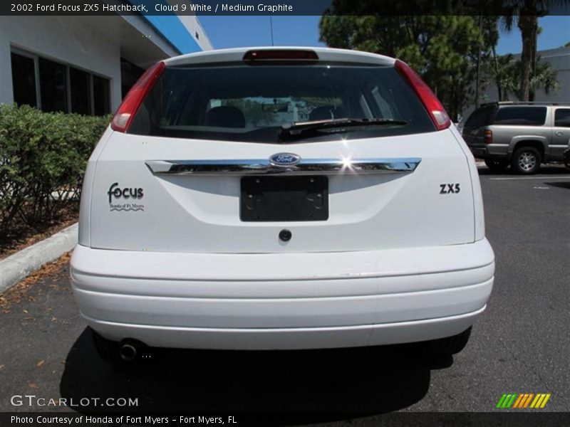 Cloud 9 White / Medium Graphite 2002 Ford Focus ZX5 Hatchback