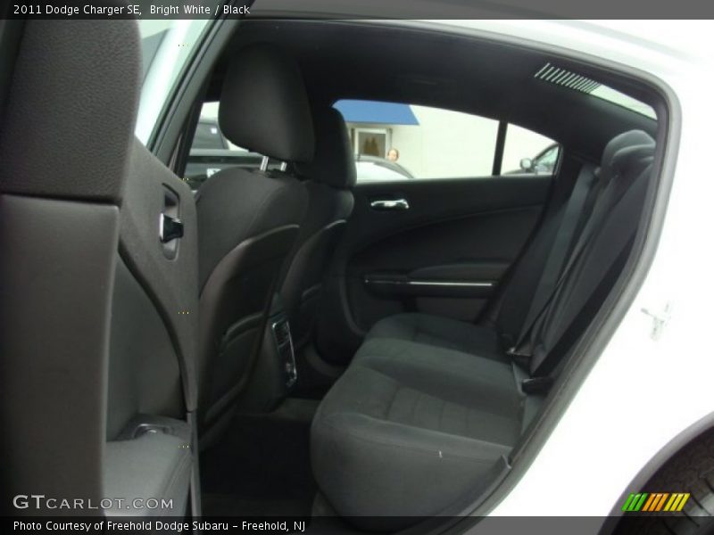 Bright White / Black 2011 Dodge Charger SE