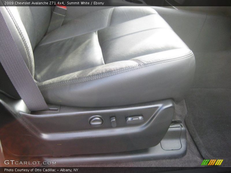 Summit White / Ebony 2009 Chevrolet Avalanche Z71 4x4