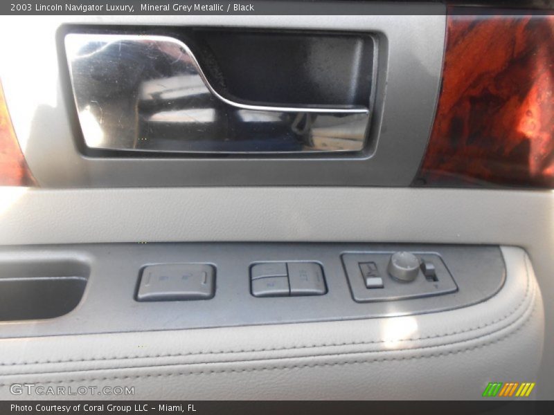 Mineral Grey Metallic / Black 2003 Lincoln Navigator Luxury