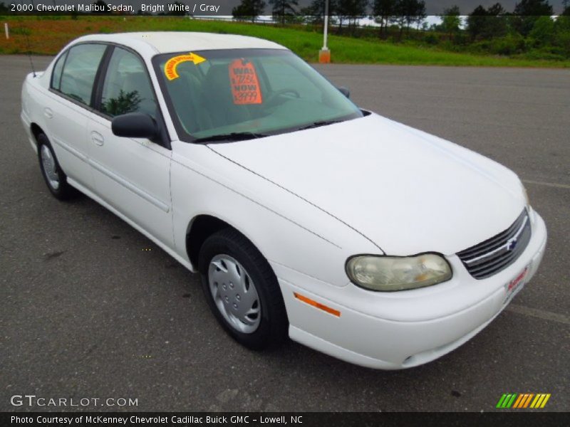 Bright White / Gray 2000 Chevrolet Malibu Sedan