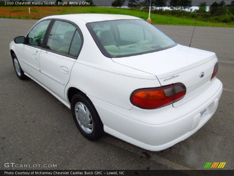 Bright White / Gray 2000 Chevrolet Malibu Sedan