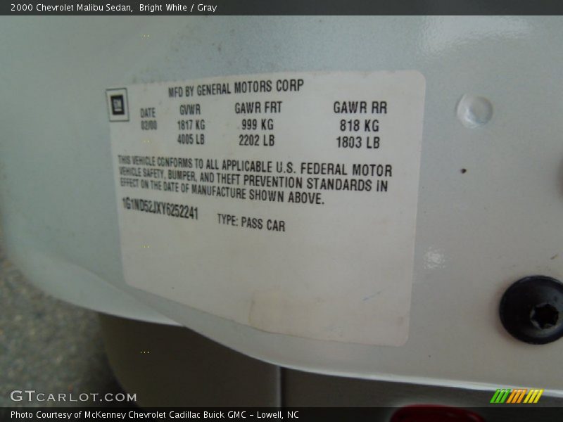 Bright White / Gray 2000 Chevrolet Malibu Sedan