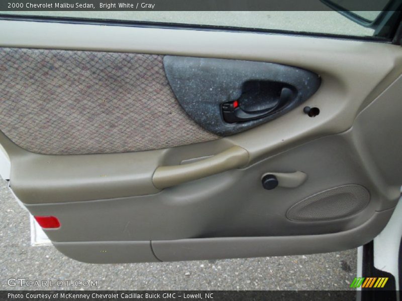 Bright White / Gray 2000 Chevrolet Malibu Sedan
