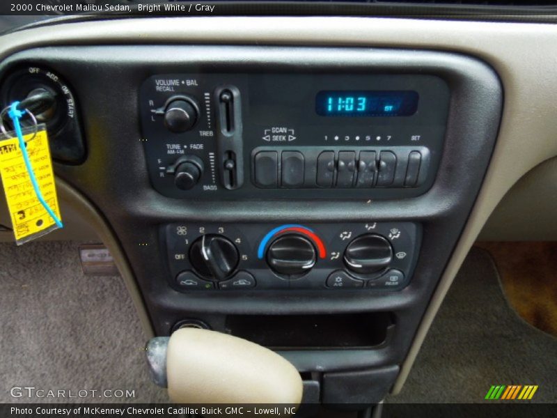 Bright White / Gray 2000 Chevrolet Malibu Sedan