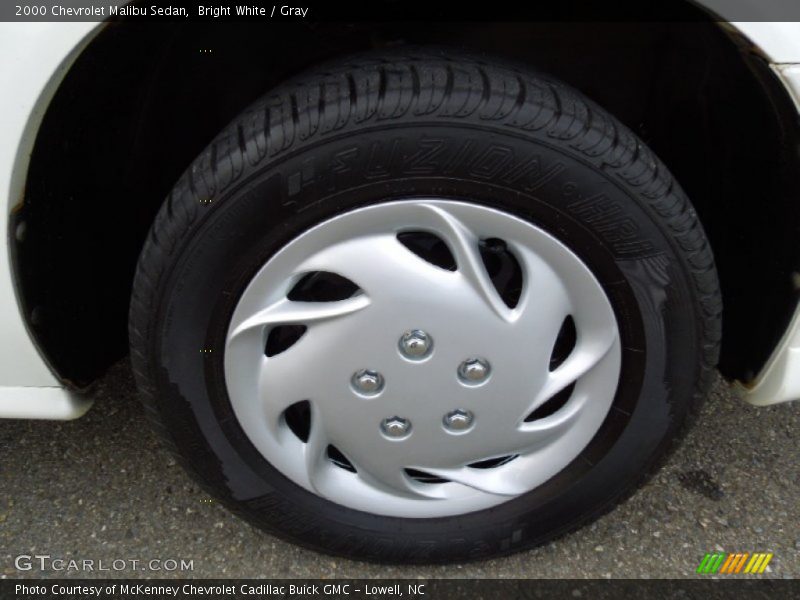 Bright White / Gray 2000 Chevrolet Malibu Sedan