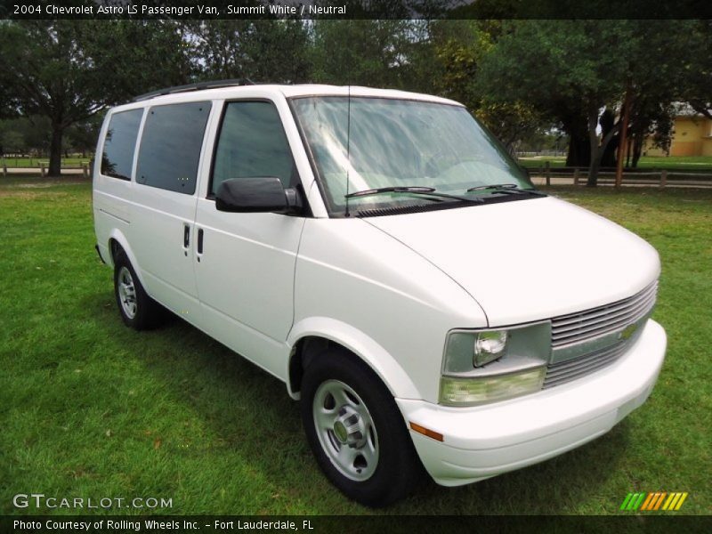 Front 3/4 View of 2004 Astro LS Passenger Van