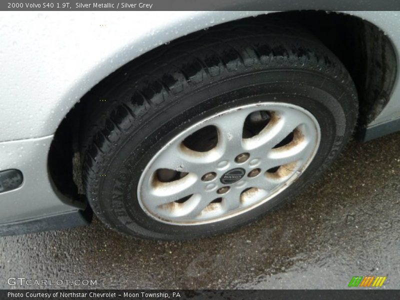 Silver Metallic / Silver Grey 2000 Volvo S40 1.9T