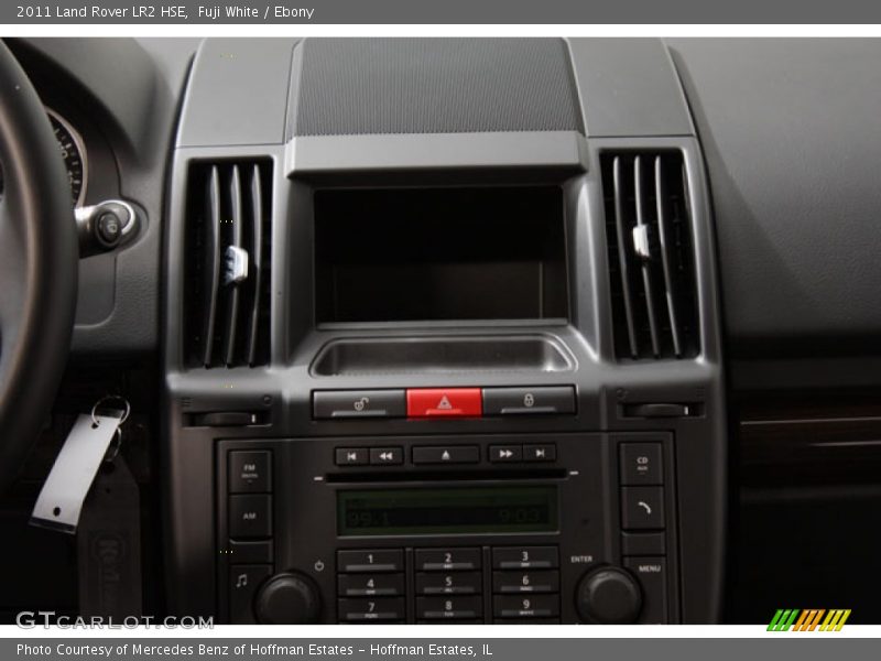 Fuji White / Ebony 2011 Land Rover LR2 HSE