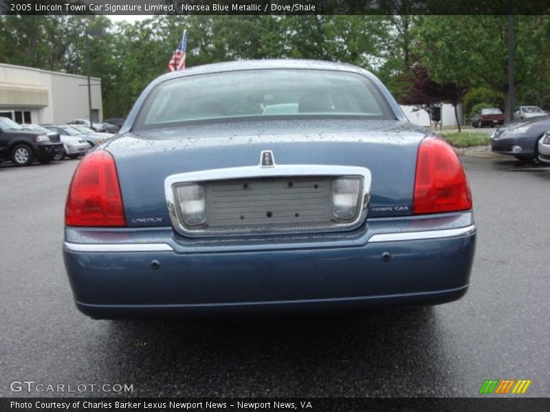 Norsea Blue Metallic / Dove/Shale 2005 Lincoln Town Car Signature Limited